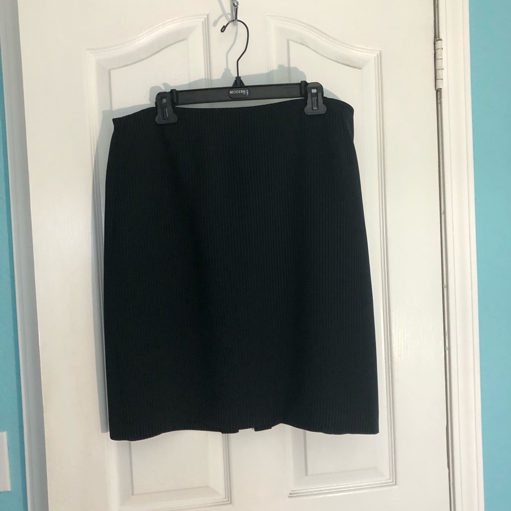 EUC black pinstripes skirt  knee length size 18
